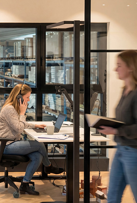 Teamgespräch im modernen Büro bei LOBO HOME für eine Karriere im Innendienst