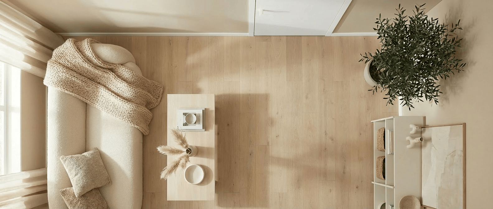Heller Wohnraum mit Holzfußboden, Sofa und Pflanze als wohnliche Inspiration von LOBO HOME