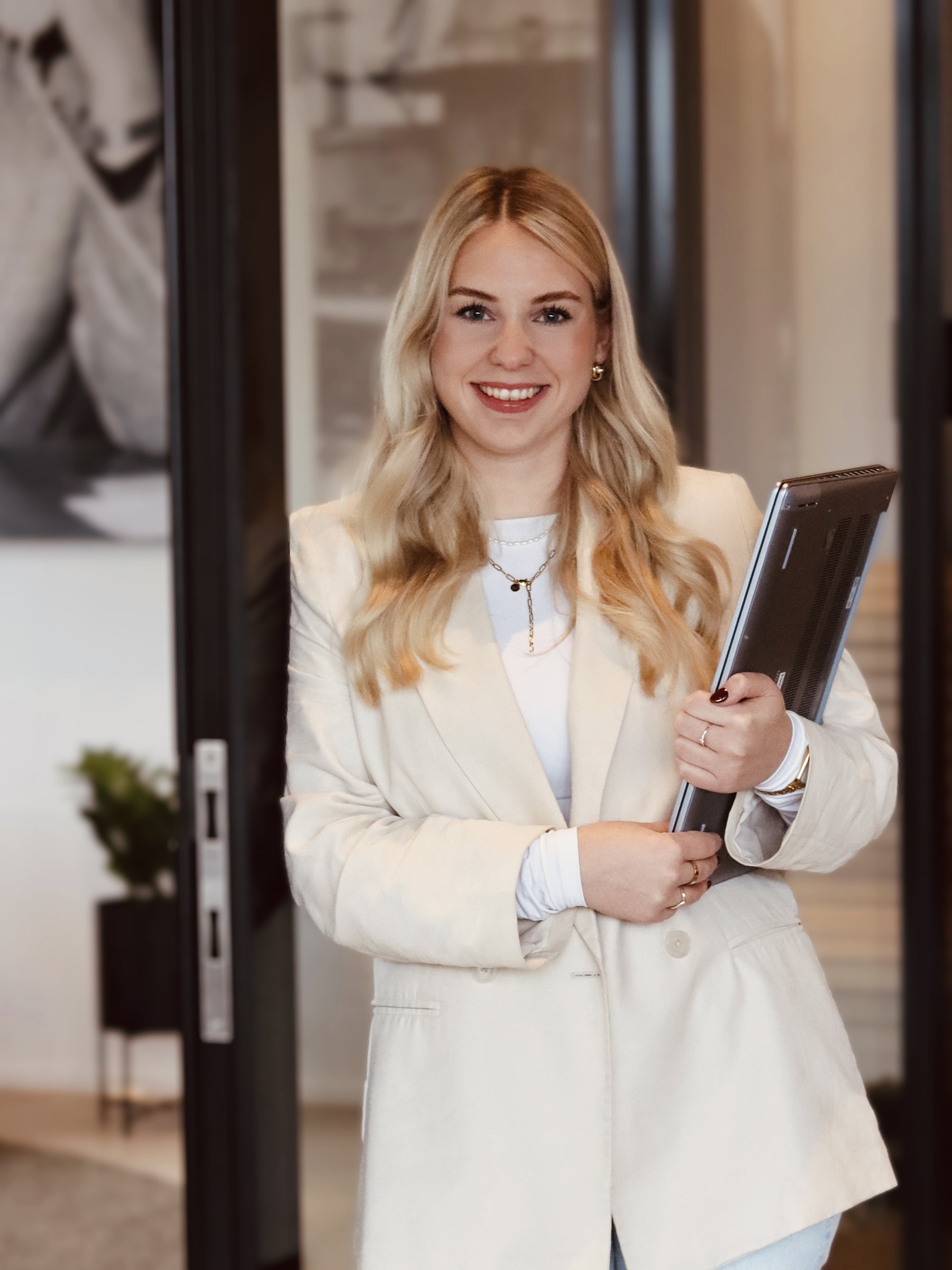 Ausbilderin im Bereich Marketing bei LOBO HOME mit Laptop in einem modernen Arbeitsumfeld