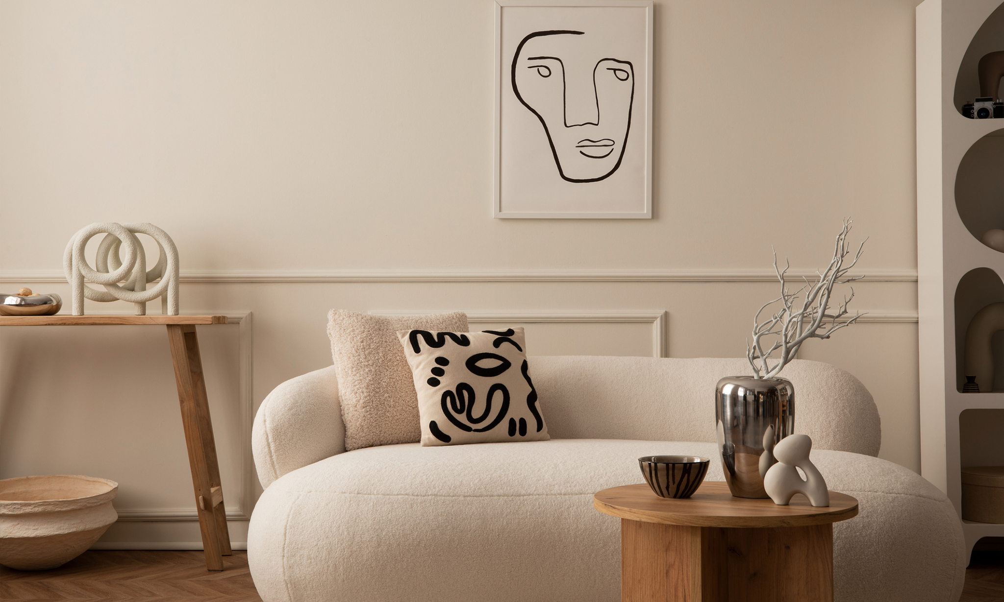 Wohnraum mit chromfarbenen Akzenten