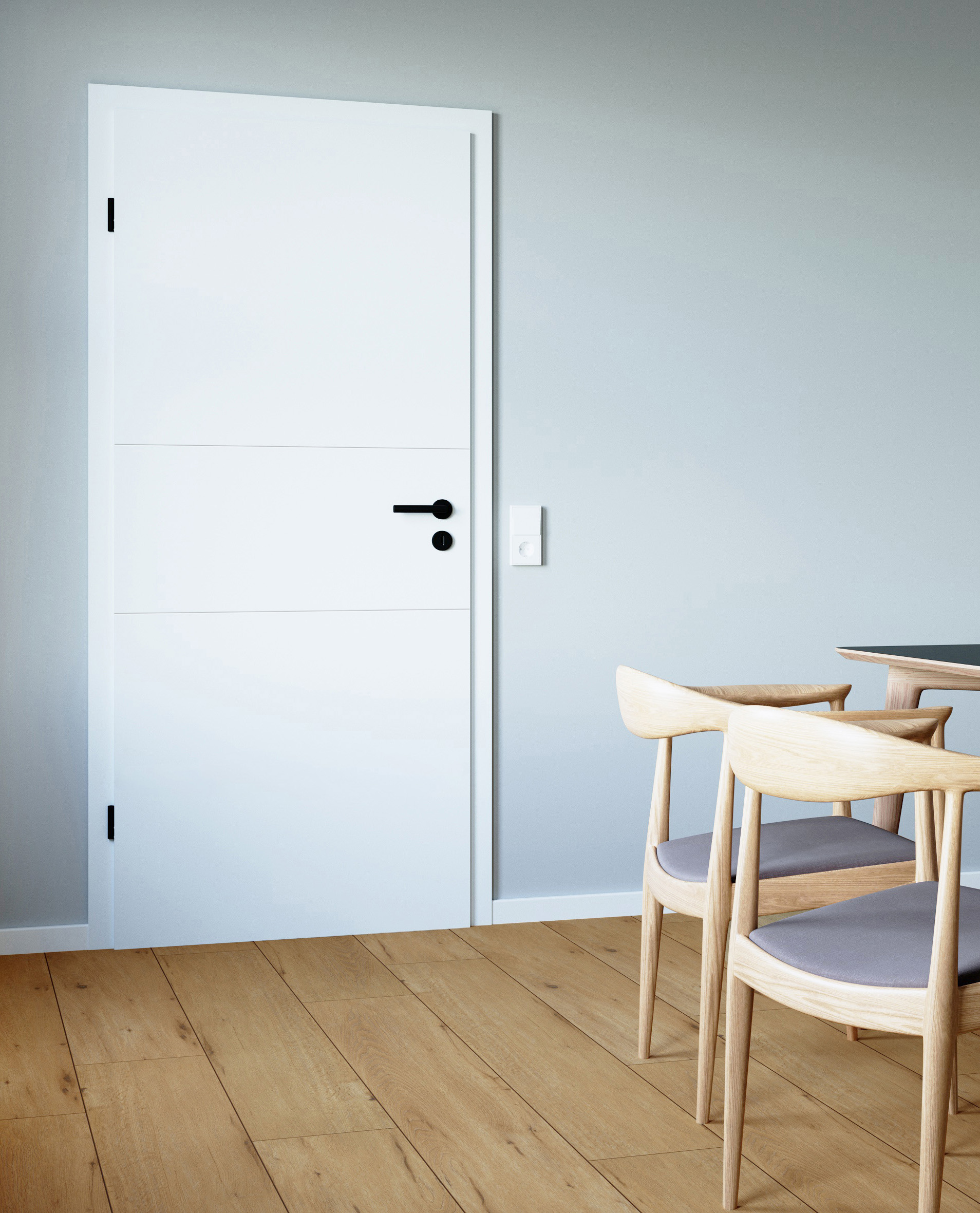 Weiße Lisenentür mit schwarzen Beschlägen in einem modernen Wohnraum mit hellem Boden