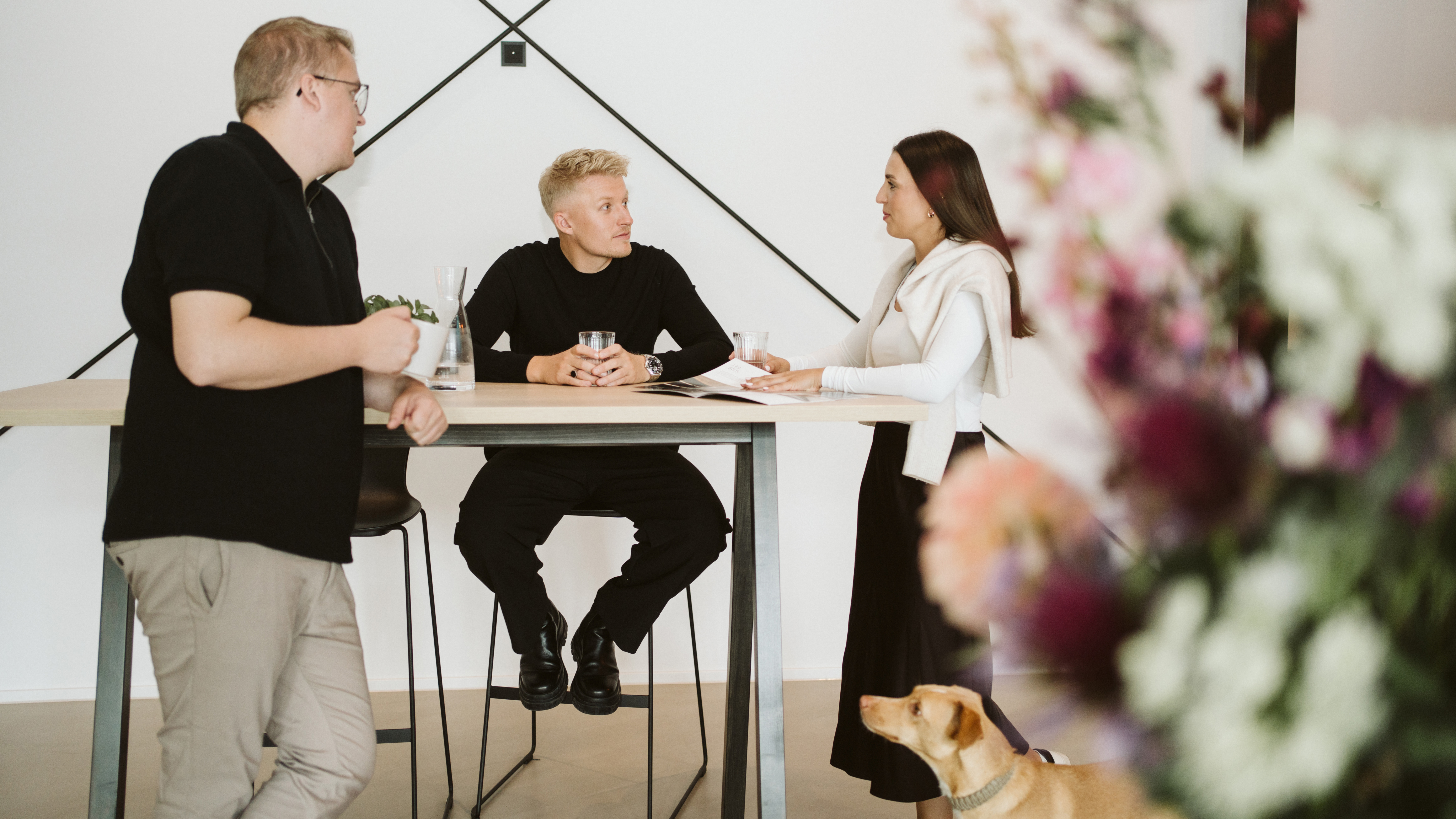 Geschäftsführung von LOBO HOME an einem Besprechungstisch