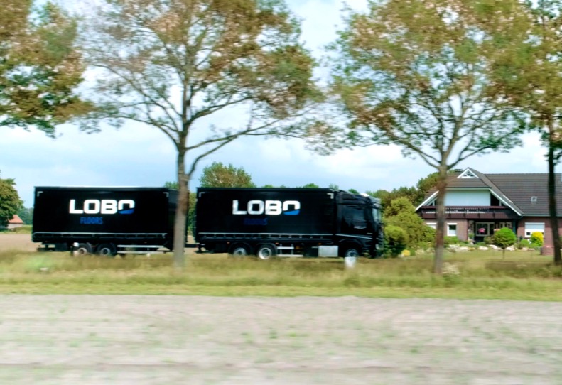 Zugmaschine mit LOBO HOME Branding auf dem Weg zur Auslieferung von Türen und Bodenbelägen an Fachhandel und Handwerk