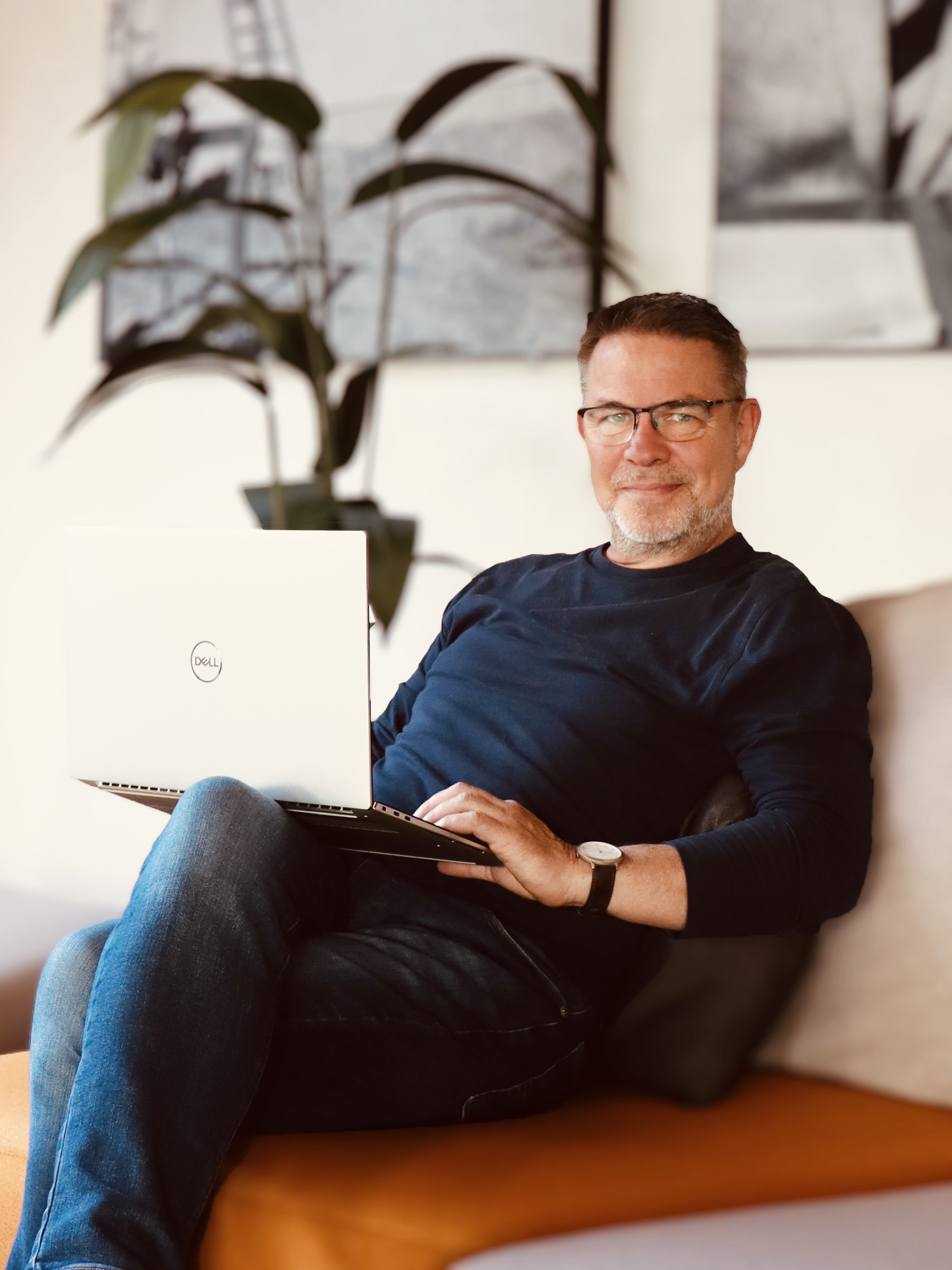 Ausbilder für Fachinformatiker Systemintegration bei LOBO HOME mit Laptop in moderner Arbeitsumgebung