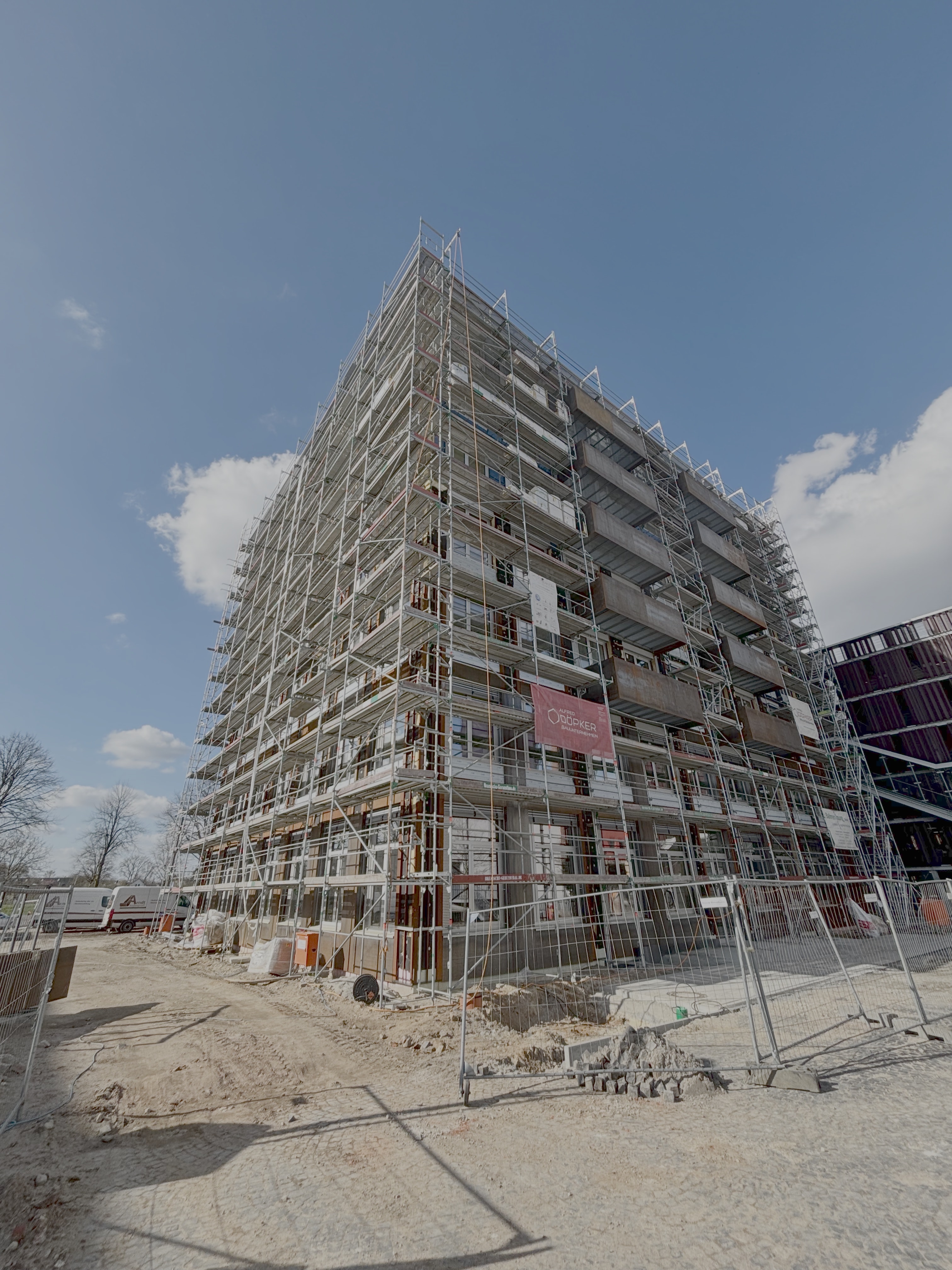Lighthouse Bremen während der Bauphase mit Gerüst, Bauzaun und mehrgeschossigem Gebäudekörper