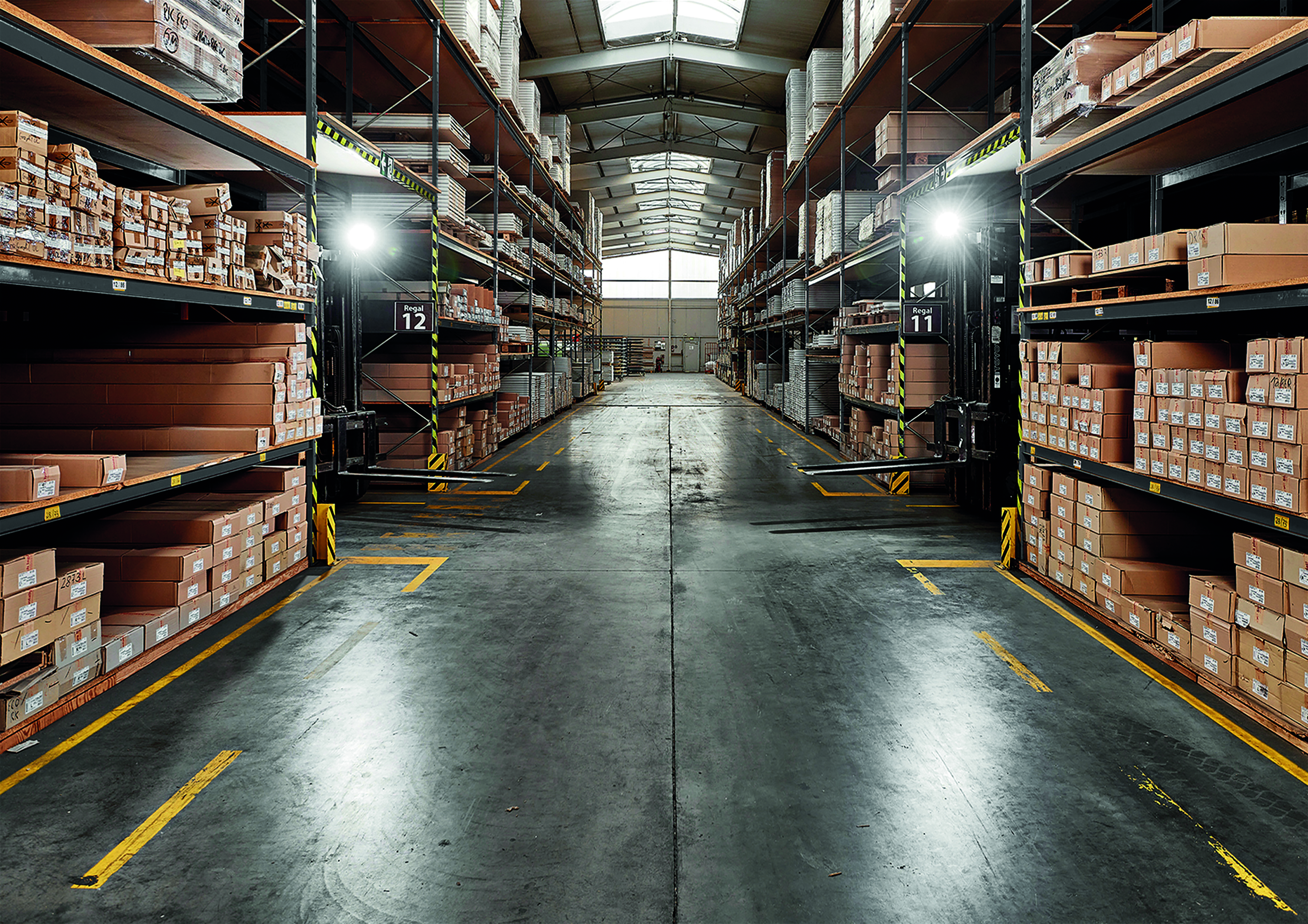 Lagerhalle von LOBO Home mit Regalsystemen im Zuge des ERP-Wechsels und der Prozessoptimierung