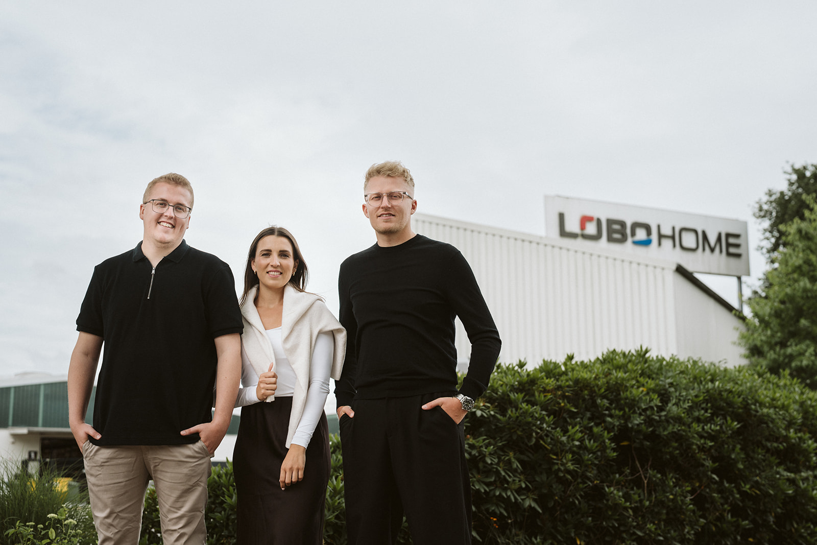 Neue Geschäftsführung LOBO HOME 2025 – Inga Brünig, Felix & Tim Lothringer vor Firmengebäude Die neue Geschäftsführung von LOBO HOME ab August 2025: Inga Brünig, Felix Lothringer und Tim Lothringer stehen gemeinsam vor dem Firmengebäude in Wiefelstede